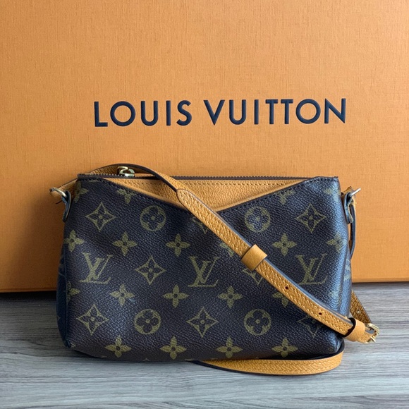 Louis Vuitton Handbags - Louis Vuitton clutch